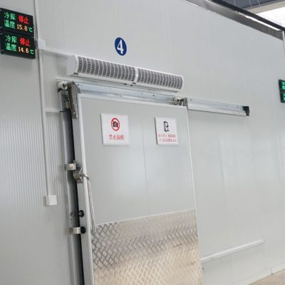 باب منزلق لغرفة التبريد